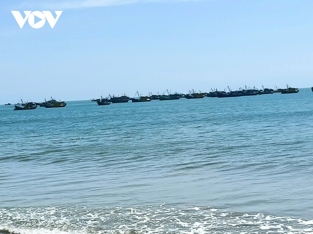 Xuống biển gỡ lưới ra khỏi chân vịt, một người bị sóng cuốn mất tích